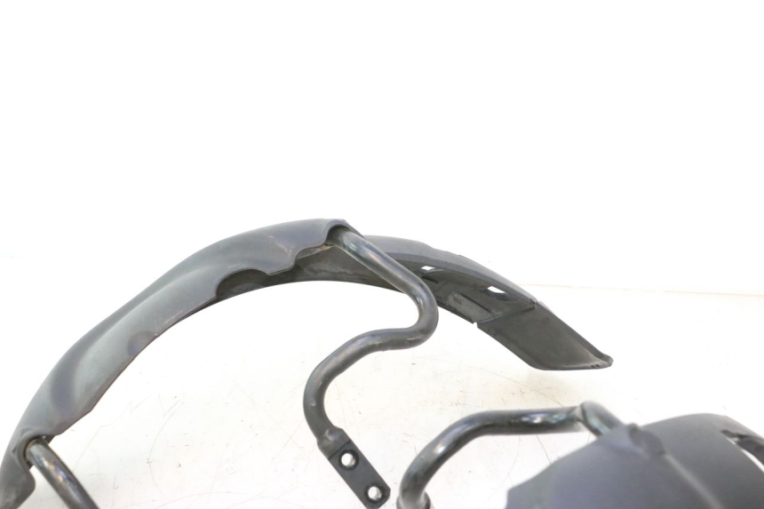 photo de GARDE BOUE AVANT PIAGGIO MP3 500 (2016 - 2018) - Points de fixation