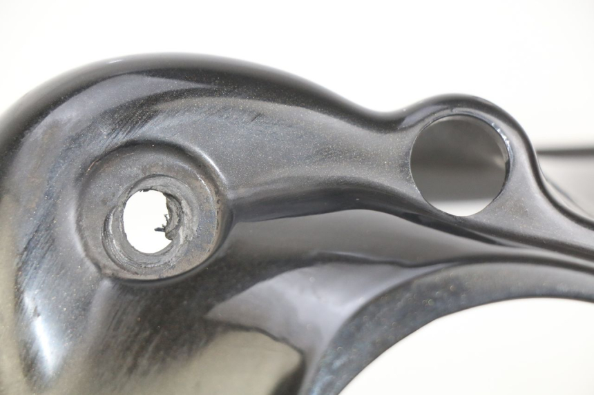 photo de GARDE BOUE AVANT APRILIA SCARABEO 100 (2003 - 2012) - Gros plan technique