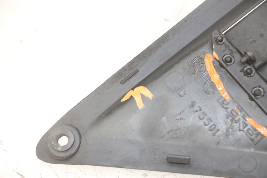 photo de GRILLE RADIATEUR DROITE GILERA NEXUS 125 (2009 - 2013) - Autre angle de vue