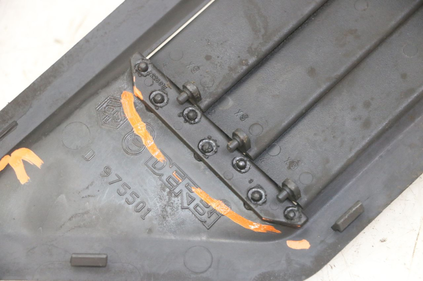 photo de GRILLE RADIATEUR DROITE GILERA NEXUS 125 (2009 - 2013) - Gros plan technique