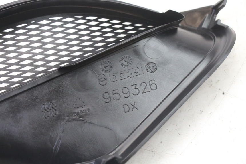 photo de GRILLE RADIATEUR DROITE PIAGGIO NRG POWER PUREJET 50 (2018 - 2021) - Gros plan technique
