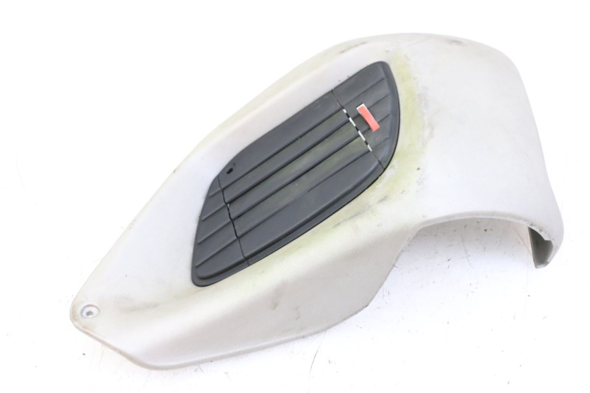 photo de GRILLE RADIATEUR DROITE GILERA RUNNER LC 50 (1997 - 1998) - Gros plan technique