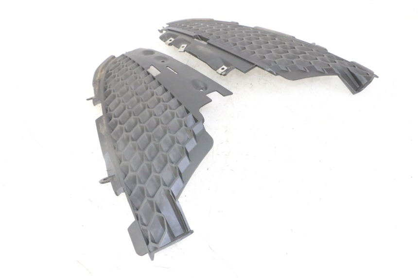 photo de GRILLE RADIATEUR PIAGGIO IE MP3 YOURBAN 300 (2011 - 2016) - Gros plan technique