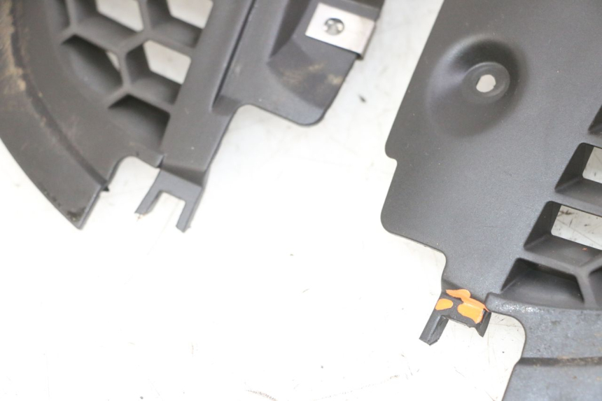 photo de GRILLE RADIATEUR PIAGGIO IE MP3 YOURBAN 300 (2011 - 2016) - Points de fixation