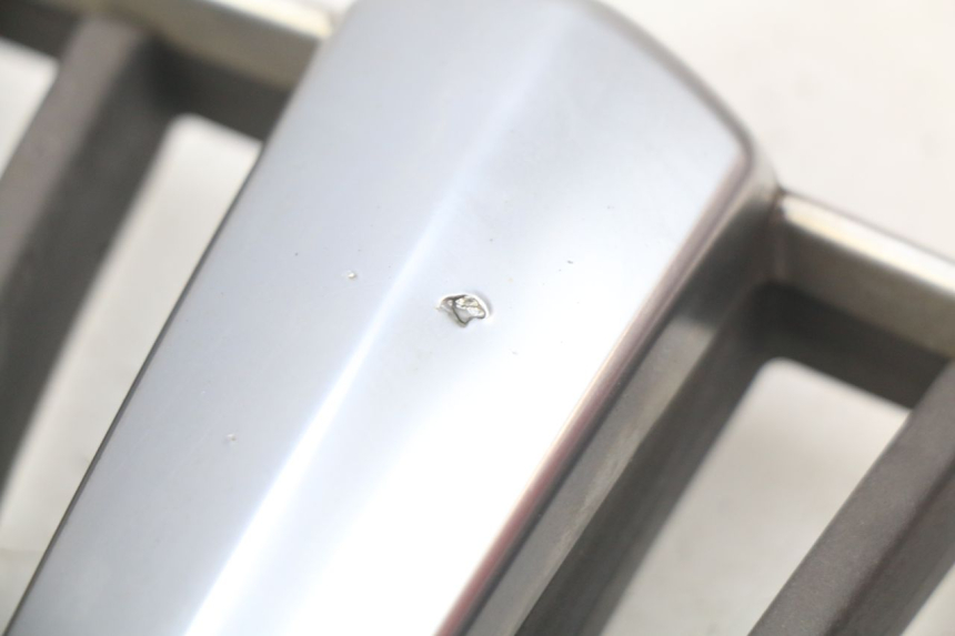 photo de GRILLE RADIATEUR PIAGGIO MP3 LT 400 (2007 - 2012) - Zoom état d’usage