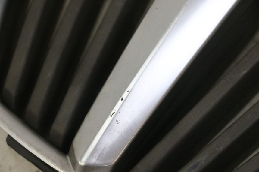 photo de GRILLE RADIATEUR PIAGGIO MP3 LT 400 (2007 - 2012) - Détail de la pièce