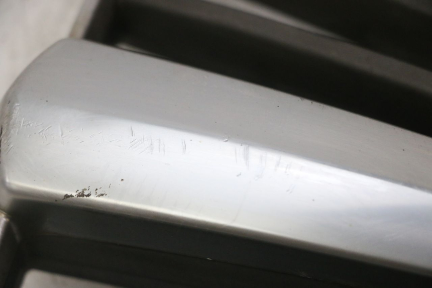 photo de GRILLE RADIATEUR PIAGGIO MP3 LT 400 (2007 - 2012) - Zoom état d’usage