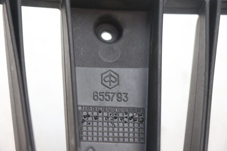 photo de GRILLE RADIATEUR PIAGGIO MP3 LT 300 (2010 - 2016) - Gros plan technique