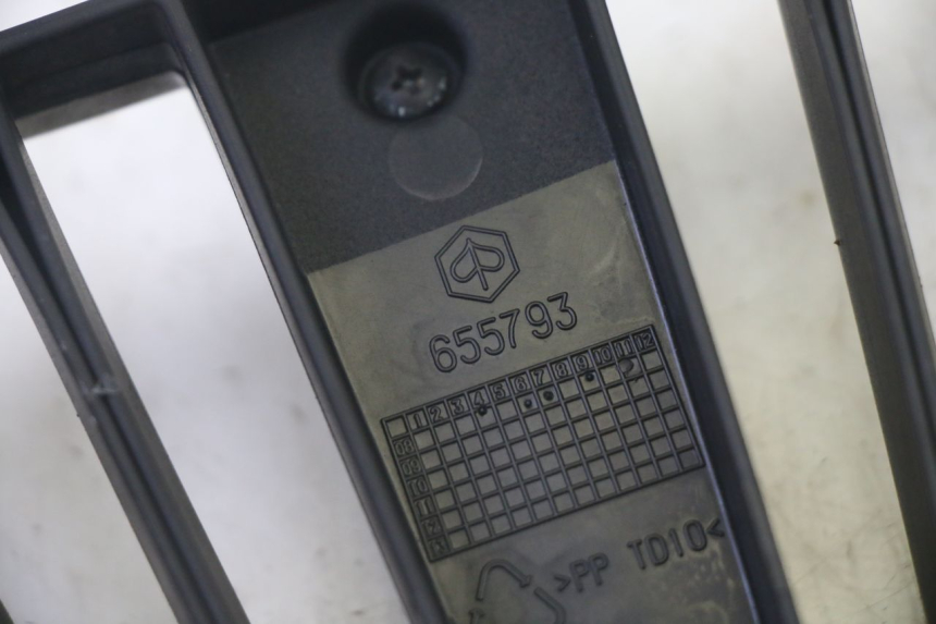 photo de GRILLE RADIATEUR PIAGGIO MP3 RL 250 (2006 - 2010) - Vue d’ensemble