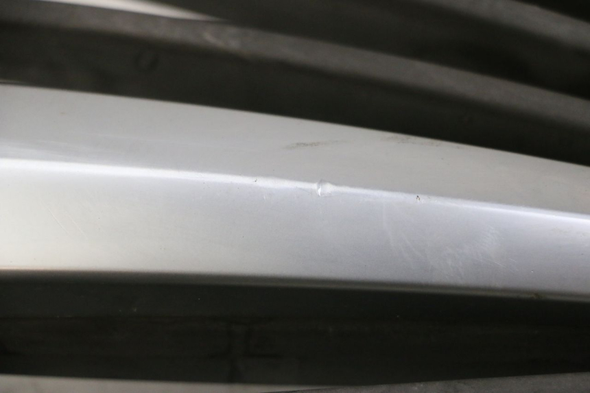 photo de GRILLE RADIATEUR PIAGGIO MP3 LT 400 (2007 - 2012) - Zoom état d’usage