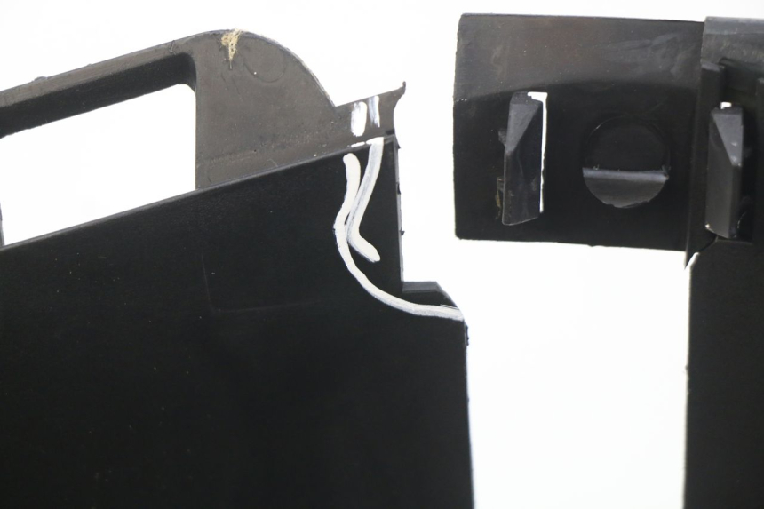 photo de GRILLE RADIATEUR PEUGEOT SATELIS COMPRESSOR K15 125 (2006 - 2009) - État de surface