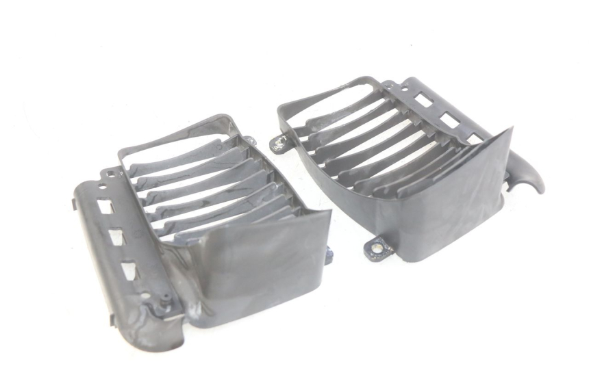 photo de GRILLE RADIATEUR PIAGGIO VESPA GRANTURISMO 125 (2003 - 2007) - Zoom état d’usage