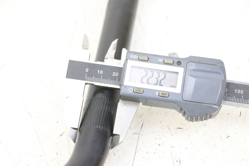 photo de GUIDON ROYAL ENFIELD SCRAM 411 (2022 - 2024) - Détail de la pièce