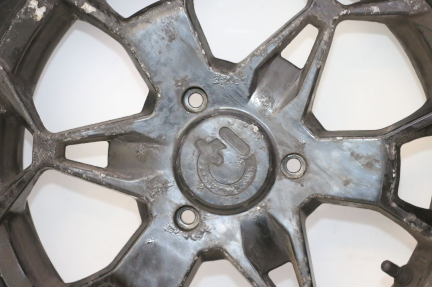 photo de JANTE ARRIÈRE ET PNEU QUADRO 4 4D 350 (2015 - 2018) - Vue rapprochée