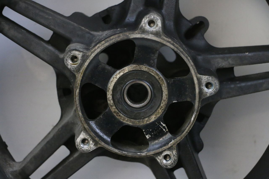 photo de JANTE ARRIÈRE ET PNEU SUZUKI BURGMAN 650 (2013 - 2020) - Vue rapprochée