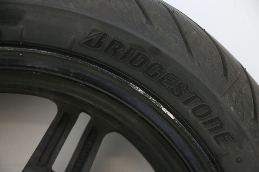 photo de JANTE ARRIÈRE ET PNEU SUZUKI BURGMAN 650 (2013 - 2020) - Inspection visuelle