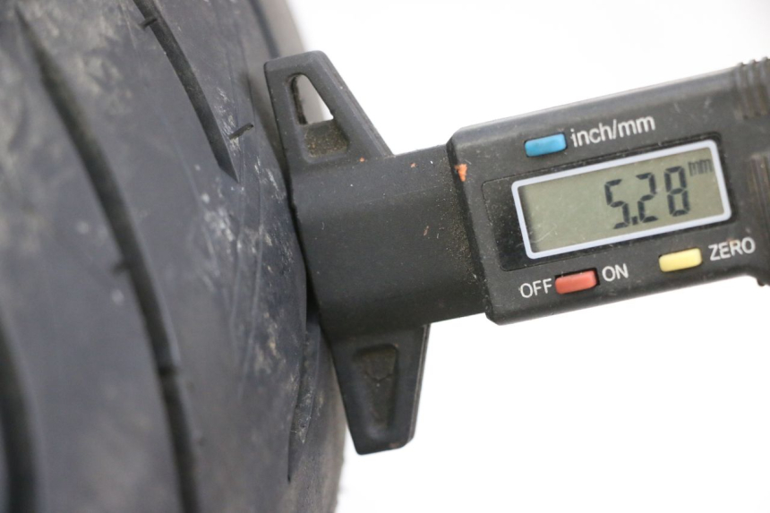 photo de JANTE ARRIÈRE ET PNEU SUZUKI BURGMAN 650 (2013 - 2020) - Zoom état d’usage