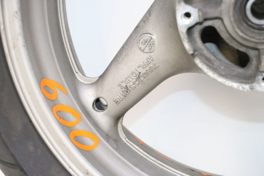 photo de JANTE ARRIÈRE ET PNEU HONDA CB F HORNET 600 (2005 - 2006) - Angle alternatif