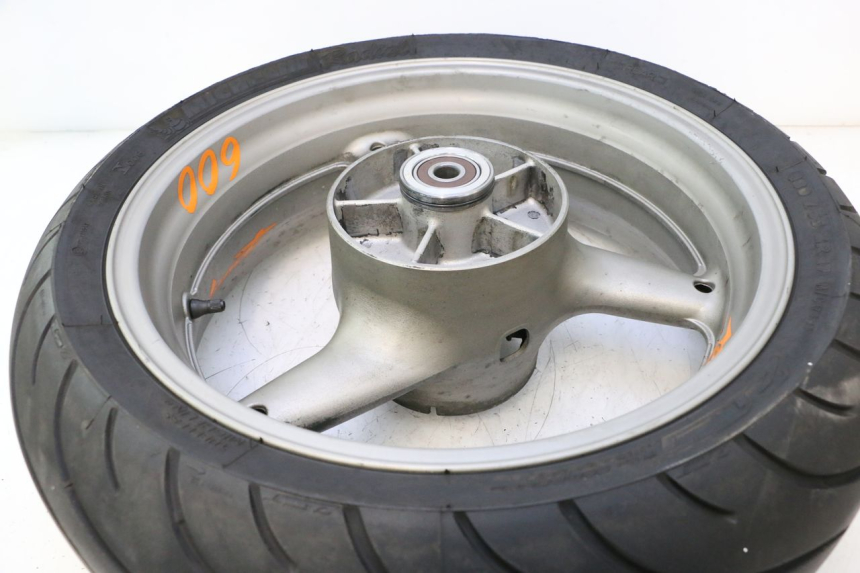 photo de JANTE ARRIÈRE ET PNEU HONDA CB F HORNET 600 (2005 - 2006) - Autre angle de vue