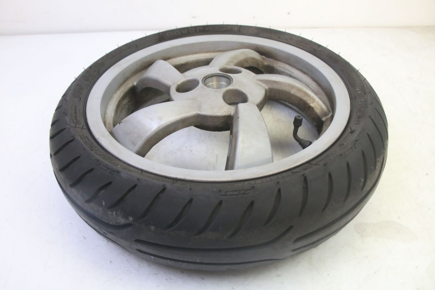 photo de JANTE ARRIÈRE ET PNEU PEUGEOT CITYSTAR 50 (2013 - 2017) - Vue rapprochée