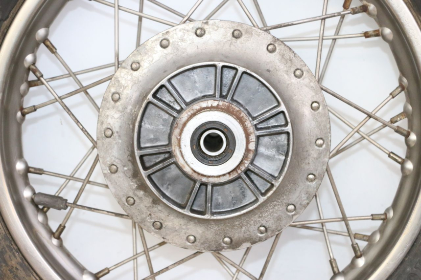 photo de JANTE ARRIÈRE ET PNEU APRILIA CLASSIC 125 (1995 - 2001) - Vue rapprochée