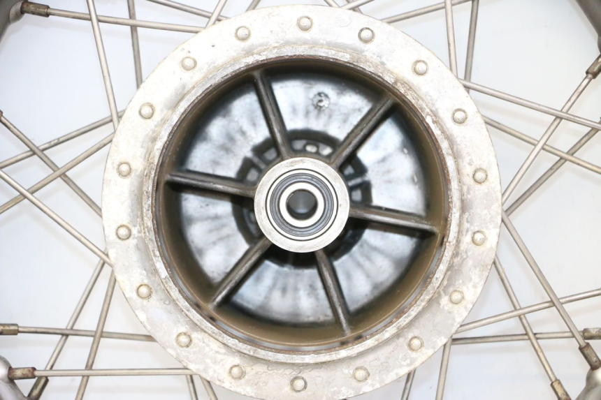 photo de JANTE ARRIÈRE ET PNEU APRILIA CLASSIC 125 (1995 - 2001) - Angle alternatif