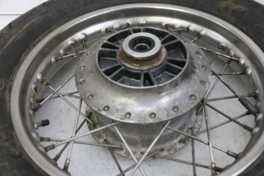 photo de JANTE ARRIÈRE ET PNEU APRILIA CLASSIC 125 (1995 - 2001) - Autre angle de vue