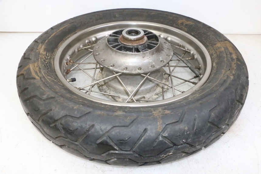 photo de JANTE ARRIÈRE ET PNEU APRILIA CLASSIC 125 (1995 - 2001) - Gros plan technique