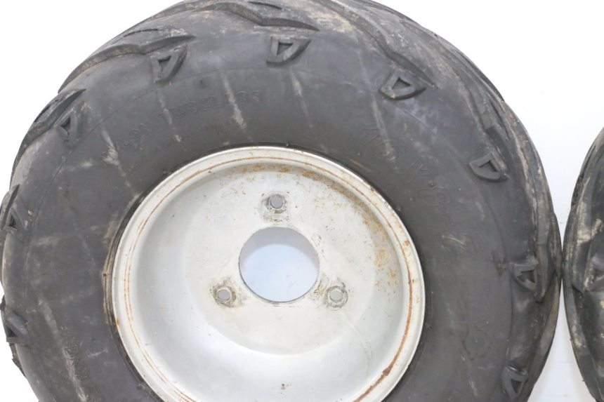 photo de JANTE ARRIÈRE ET PNEU SPEEDY DELUXE 125 - Gros plan technique