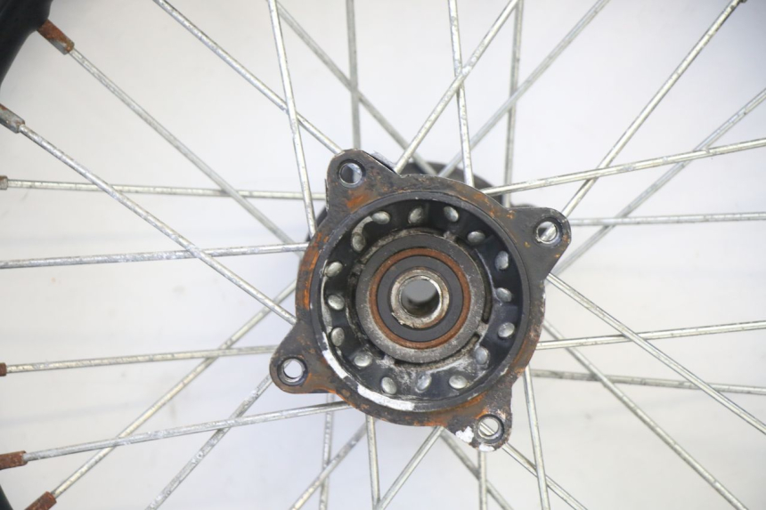 photo de JANTE ARRIÈRE ET PNEU ORION DIRT BIKE 125 - Gros plan technique