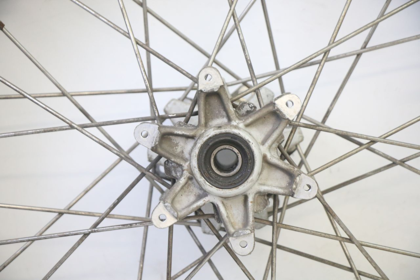 photo de JANTE ARRIÈRE ET PNEU APRILIA ETX 125 (1998 - 2002) - Gros plan technique