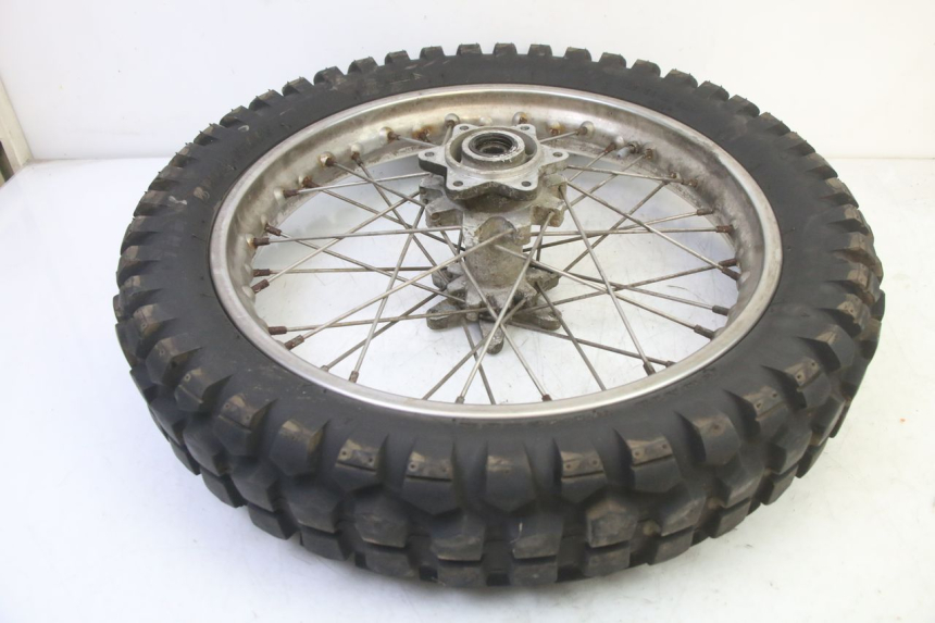 photo de JANTE ARRIÈRE ET PNEU APRILIA ETX 125 (1998 - 2002) - Points de fixation