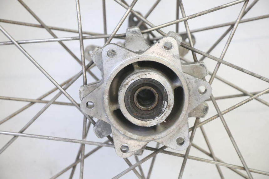 photo de JANTE ARRIÈRE ET PNEU APRILIA ETX 125 (1998 - 2002) - Marquages et références