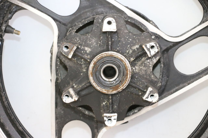 photo de JANTE ARRIÈRE ET PNEU YAMAHA FJ 36Y 1100 (1984 - 1985) - Vue rapprochée