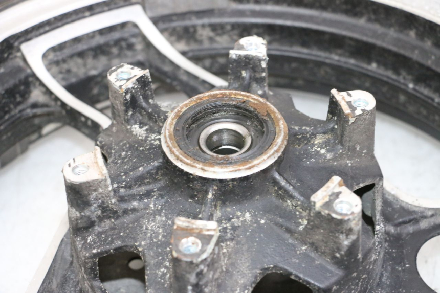 photo de JANTE ARRIÈRE ET PNEU YAMAHA FJ 36Y 1100 (1984 - 1985) - Vue d’ensemble