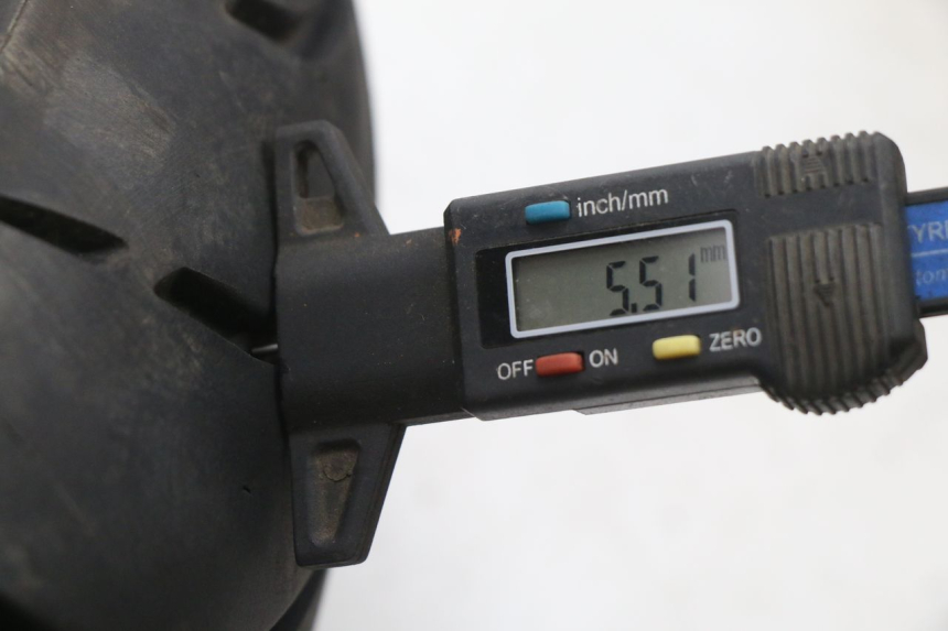 photo de JANTE ARRIÈRE ET PNEU YAMAHA FJR 1300 (2001 - 2005) - Vue rapprochée