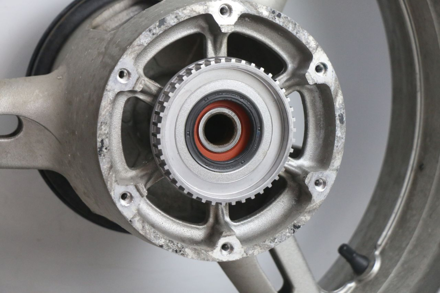 photo de JANTE ARRIÈRE ET PNEU YAMAHA FJR 1300 (2001 - 2005) - Autre angle de vue
