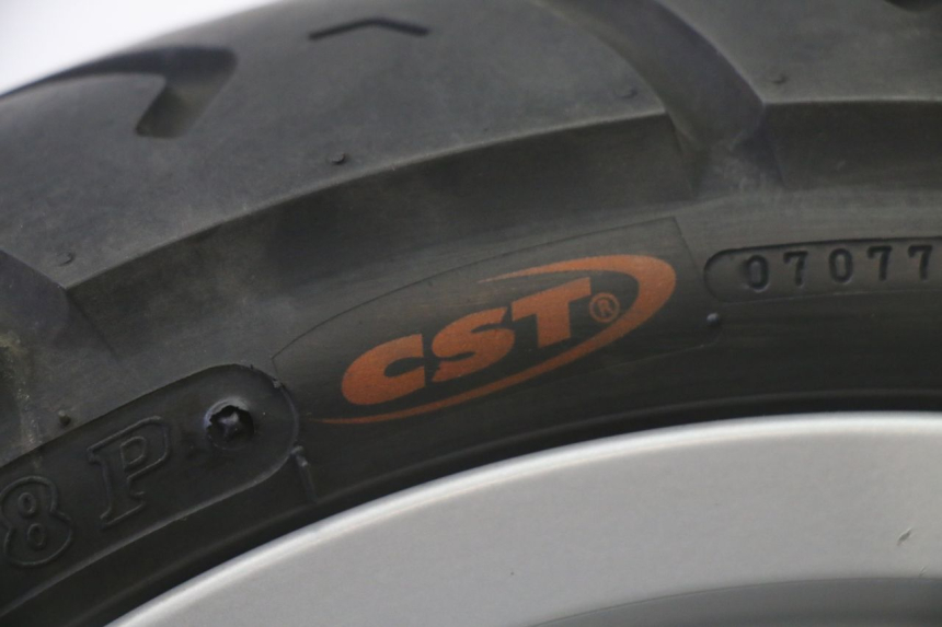 photo de JANTE ARRIÈRE ET PNEU PIAGGIO FLY 2T 50 (2004 - 2017) - Vue rapprochée