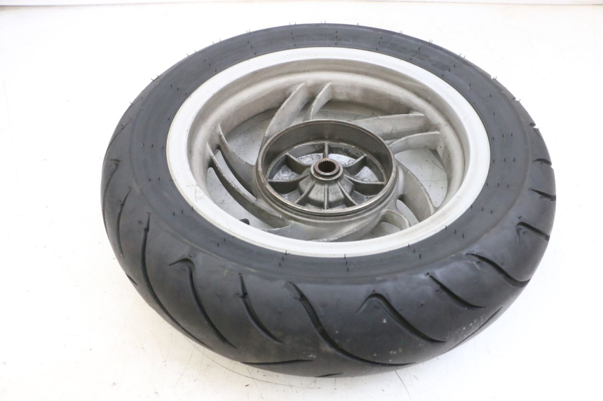 photo de JANTE ARRIÈRE ET PNEU PIAGGIO FLY 4T 50 (2013 - 2017) - Gros plan technique