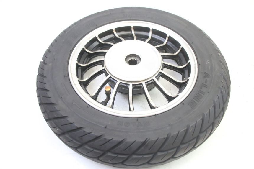 photo de JANTE ARRIÈRE ET PNEU VENESI FLY RETRO 4T 50 (2020 - 2025) - Détail de la pièce