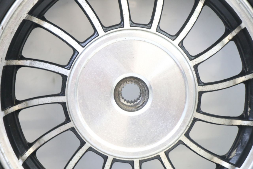 photo de JANTE ARRIÈRE ET PNEU VENESI FLY RETRO 4T 50 (2020 - 2025) - Gros plan technique