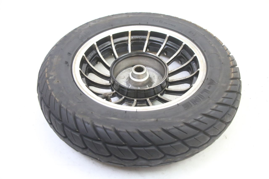 photo de JANTE ARRIÈRE ET PNEU VENESI FLY RETRO 4T 50 (2020 - 2025) - Points de fixation