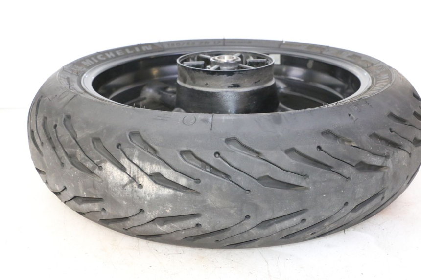 photo de JANTE ARRIÈRE ET PNEU YAMAHA FZ6 FAZER S2 600 (2007 - 2011) - Vue rapprochée