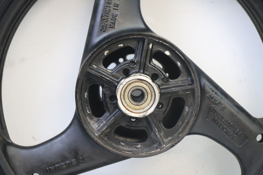 photo de JANTE ARRIÈRE ET PNEU SUZUKI GS GSE 500 (2001 - 2003) - Vue rapprochée