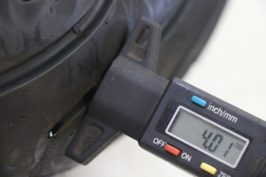 photo de JANTE ARRIÈRE ET PNEU SUZUKI GS GSE 500 (2001 - 2003) - Zoom qualité