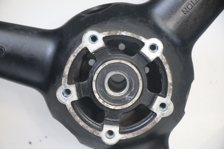 photo de JANTE ARRIÈRE ET PNEU SUZUKI GSF S BANDIT 600 (2000 - 2004) - Vue d’ensemble