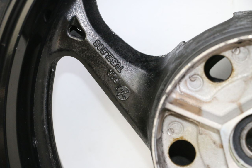 photo de JANTE ARRIÈRE ET PNEU SUZUKI GSR 750 (2011 - 2017) - Vue rapprochée