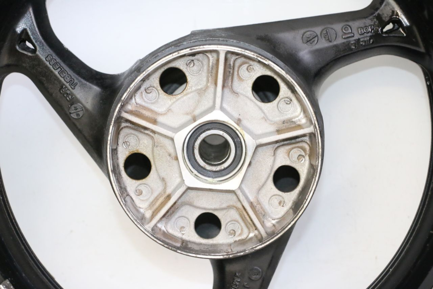 photo de JANTE ARRIÈRE ET PNEU SUZUKI GSR 750 (2011 - 2017) - Angle alternatif