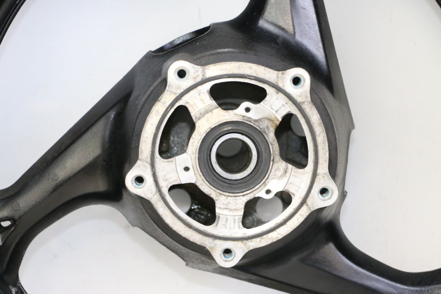 photo de JANTE ARRIÈRE ET PNEU SUZUKI GSR 750 (2011 - 2017) - Détail de la pièce