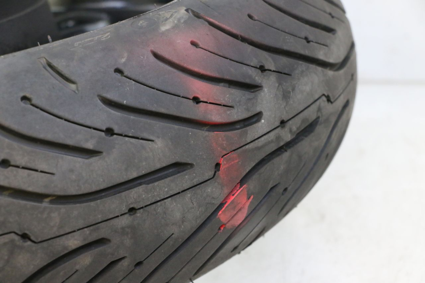 photo de JANTE ARRIÈRE ET PNEU SUZUKI GSR 750 (2011 - 2017) - Autre angle de vue